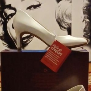 Dexflex Comfort Karma White Pump size 5.5 new